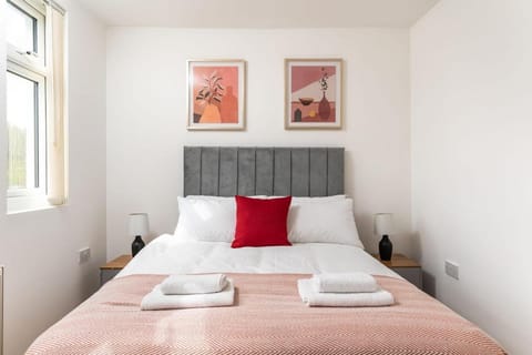 Leeds Beautiful Home - Parking - Yorksha Property House in Bradford