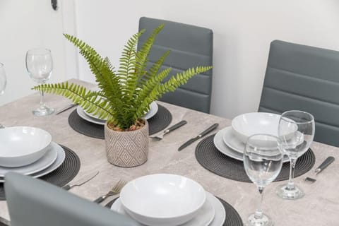 Leeds Beautiful Home - Parking - Yorksha Property House in Bradford