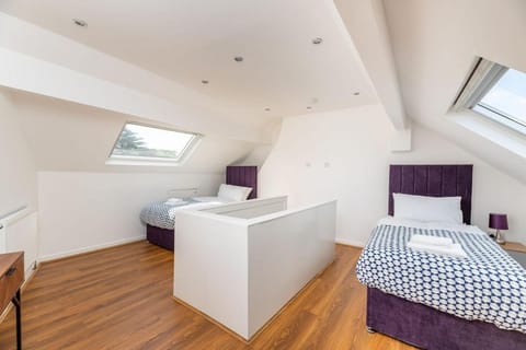 Leeds Beautiful Home - Parking - Yorksha Property House in Bradford