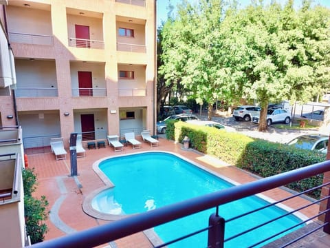 Property building, View (from property/room), Pool view, Swimming pool, Swimming pool, Parking, sunbed