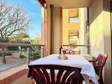 View (from property/room), Balcony/Terrace, Living room, Dining area