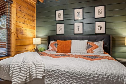 NewListing 1mile Parkway, GameRoom, HotTub, BBQ, Sleeps 14, 5 Bedroom with attached Bath, PET Friendly Chalet in Pigeon Forge