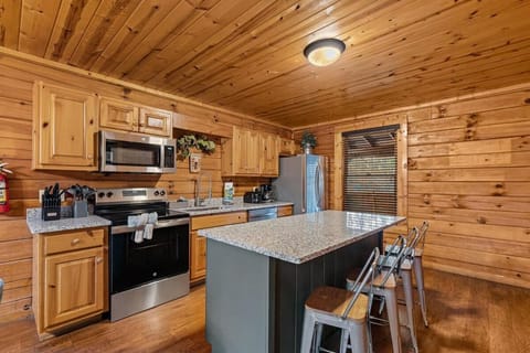 NewListing 1mile Parkway, GameRoom, HotTub, BBQ, Sleeps 14, 5 Bedroom with attached Bath, PET Friendly Chalet in Pigeon Forge