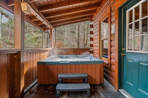 NewListing 1mile Parkway, GameRoom, HotTub, BBQ, Sleeps 14, 5 Bedroom with attached Bath, PET Friendly Chalet in Pigeon Forge