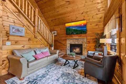 NewListing 1mile Parkway, GameRoom, HotTub, BBQ, Sleeps 14, 5 Bedroom with attached Bath, PET Friendly Chalet in Pigeon Forge