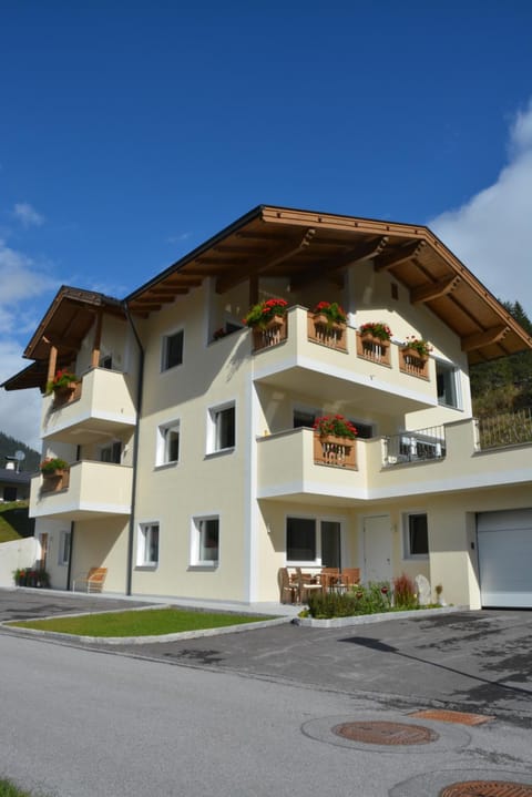 Property building, Facade/entrance, Garden view, Mountain view, Street view