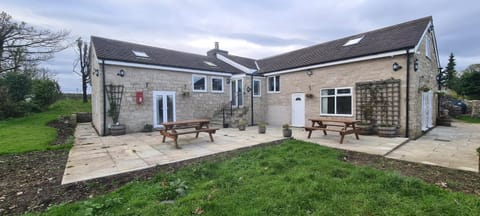 Greystones nawab unit B buxton sleep upto 5 in peak park Apartment in Monyash