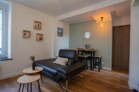 Living room, Seating area, Dining area, internet, air conditioner