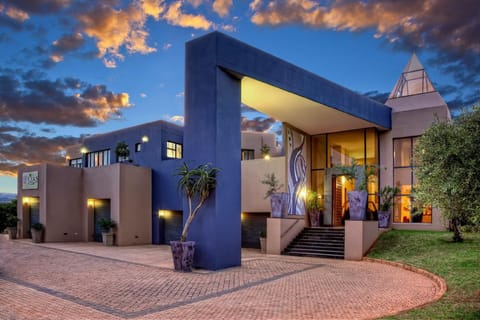 Facade/entrance, Garden, Garden view, Street view