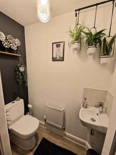 Modern, chic 3-storey town house House in Warrington