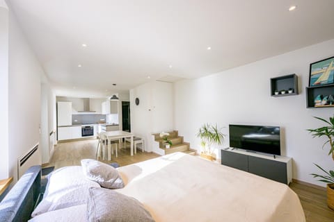 Communal lounge/ TV room, Bed, TV and multimedia, Kitchen or kitchenette, Living room, Photo of the whole room, Seating area, Dining area