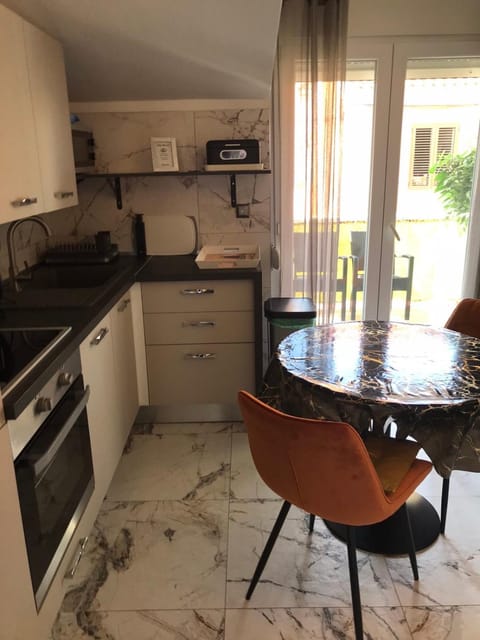 Kitchen or kitchenette, Dining area, oven