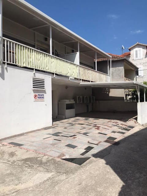 Property building, Balcony/Terrace, Parking