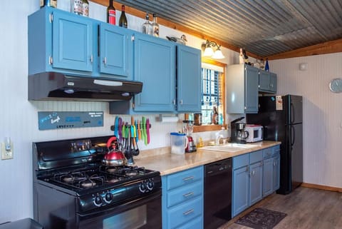 Coffee/tea facilities, Kitchen or kitchenette, dishwasher, oven, stove