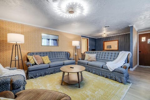 Living room, Seating area