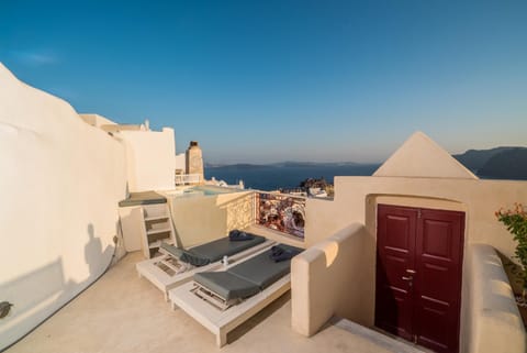 Facade/entrance, Balcony/Terrace, City view, Sea view