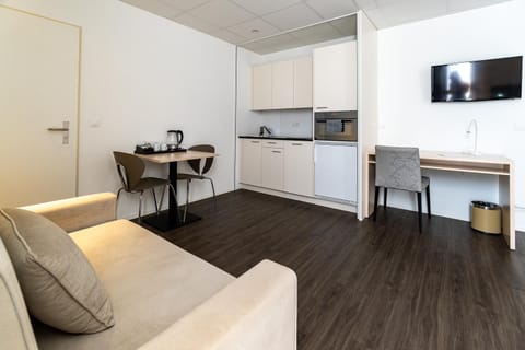 Kitchen or kitchenette, Seating area