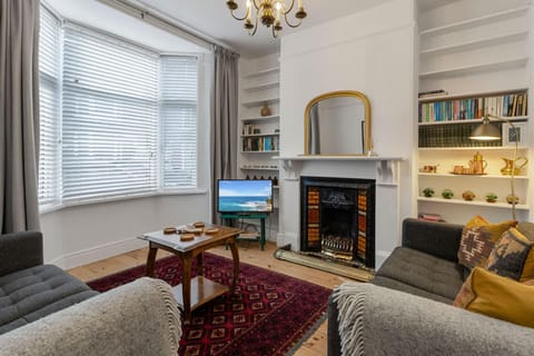 TV and multimedia, Living room, Decorative detail, Decorative detail, Evening entertainment, Quiet street view, internet, internet