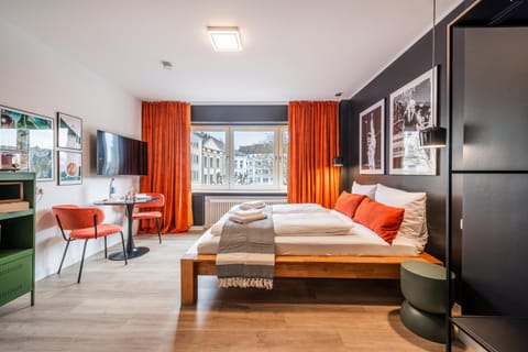 Bed, TV and multimedia, Photo of the whole room, Bedroom