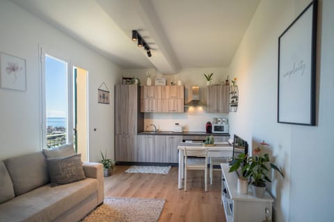 Kitchen or kitchenette, Seating area, Dining area