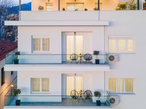 Property building, Day, Balcony/Terrace