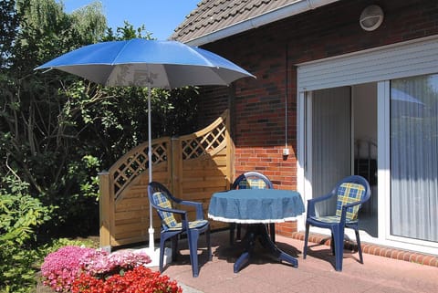 Property building, Day, Garden, Garden view