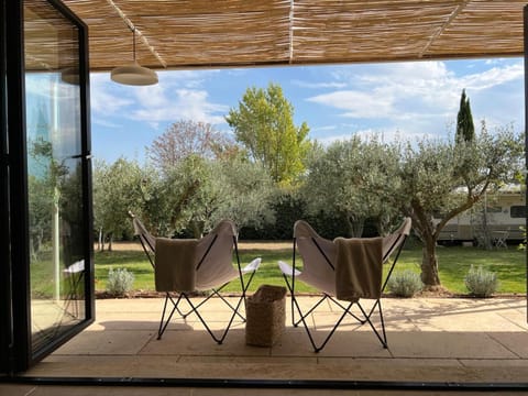EcoLodge romantique proche Lourmarin Piscine Privée Borne recharge House in Lourmarin
