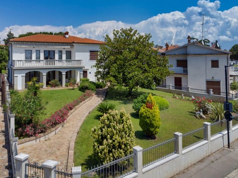 Property building, Day, Natural landscape, Garden, Garden view
