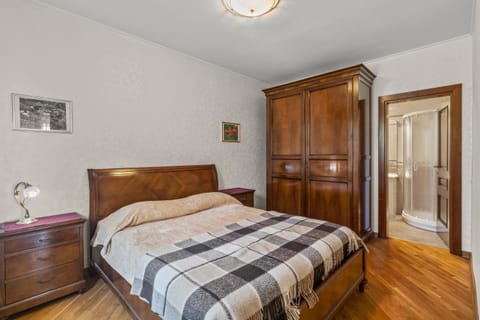 Bed, Bathroom, Photo of the whole room, Bedroom, wardrobe