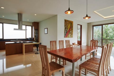 Dining area, kitchen