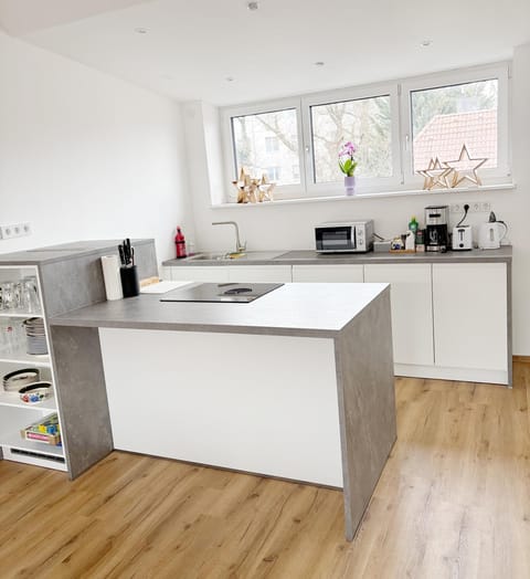 Kitchen or kitchenette, dishwasher, stove