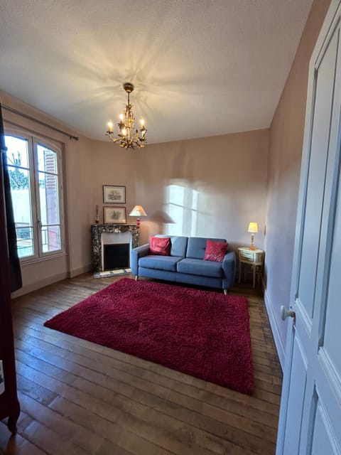 Bed, Seating area