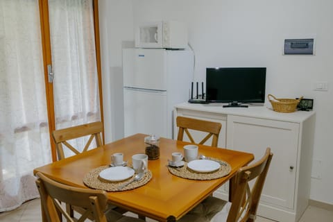 TV and multimedia, Kitchen or kitchenette, Dining area, microwave