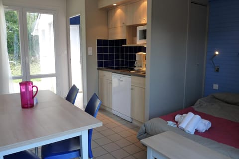 Kitchen or kitchenette, Dining area, Bedroom