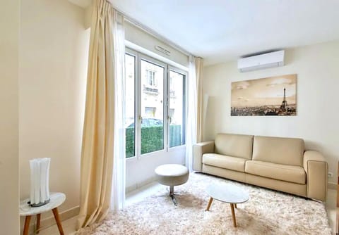 Day, Living room