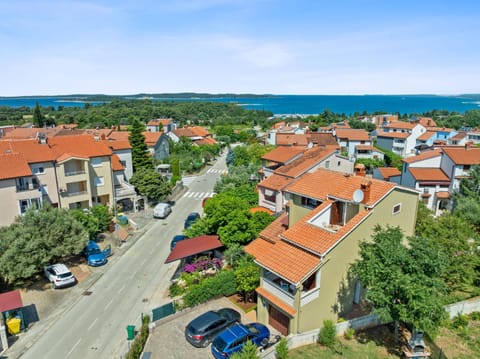 Property building, Neighbourhood, Bird's eye view, View (from property/room), Sea view, Street view, Location, Parking