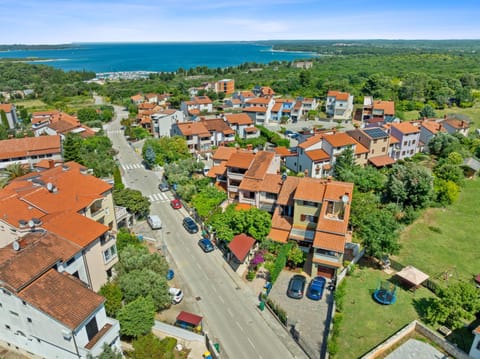 Property building, Neighbourhood, Bird's eye view, Sea view, Street view, Parking