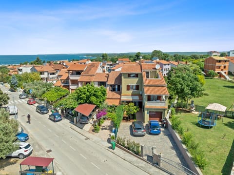 Property building, Spring, Neighbourhood, Bird's eye view, Sea view, Street view, Location, Parking