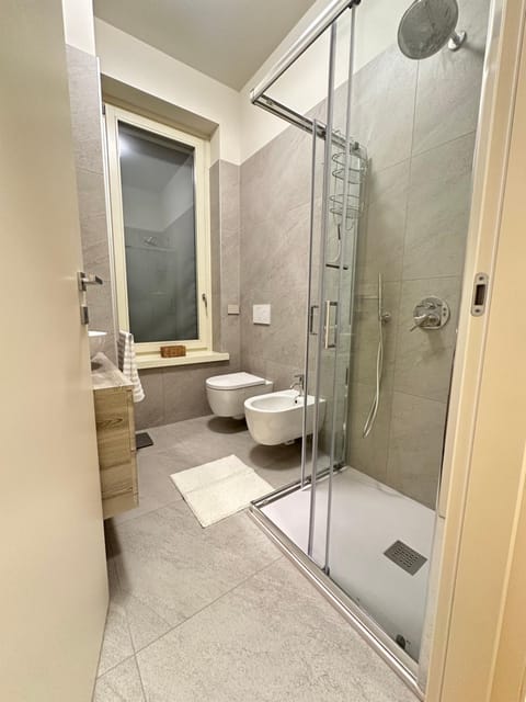 Shower, Toilet, Bathroom, bidet, towels