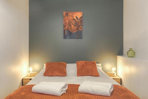 Bed, Bedroom, towels