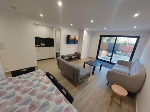 Appartement avec terrasse dans la verdure Vacation rental in Suresnes