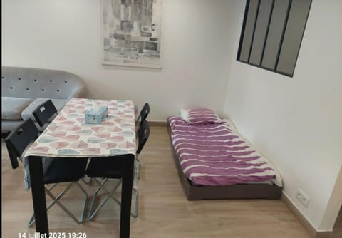 Appartement avec terrasse dans la verdure Vacation rental in Suresnes