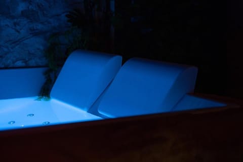 Jungle Crash Love Room Apartment in Saint-Étienne