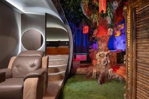 Jungle Crash Love Room Apartment in Saint-Étienne