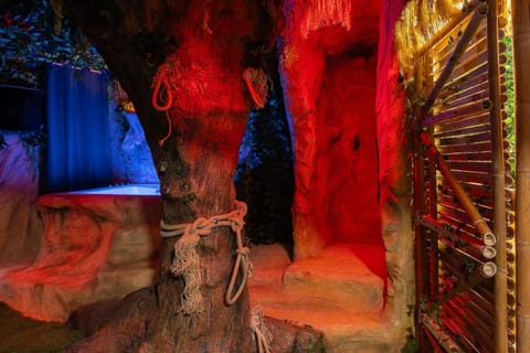 Jungle Crash Love Room Apartment in Saint-Étienne