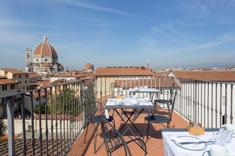 Restaurant/places to eat, Balcony/Terrace, City view