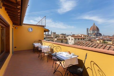 Restaurant/places to eat, Balcony/Terrace