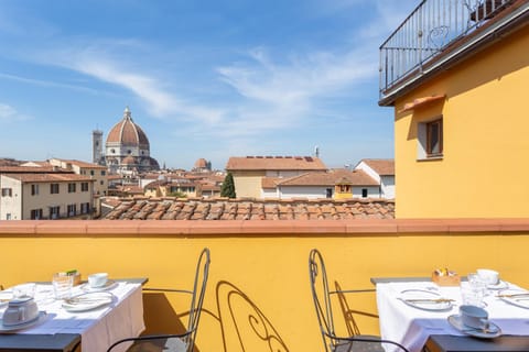 Restaurant/places to eat, Balcony/Terrace, City view