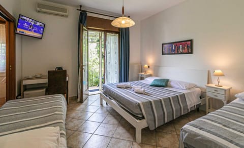 Bed, Bathroom, TV and multimedia, Bedroom