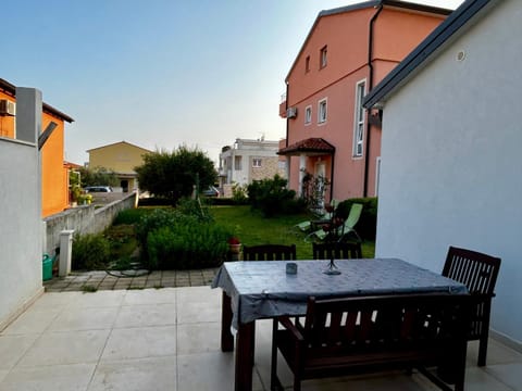 Patio, Day, Neighbourhood